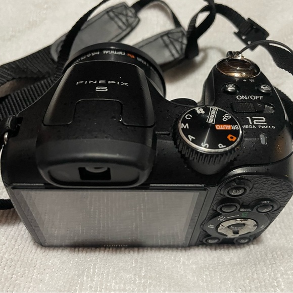Fujifilm S Professional Digital Camera with Case - Picture 3 of 3